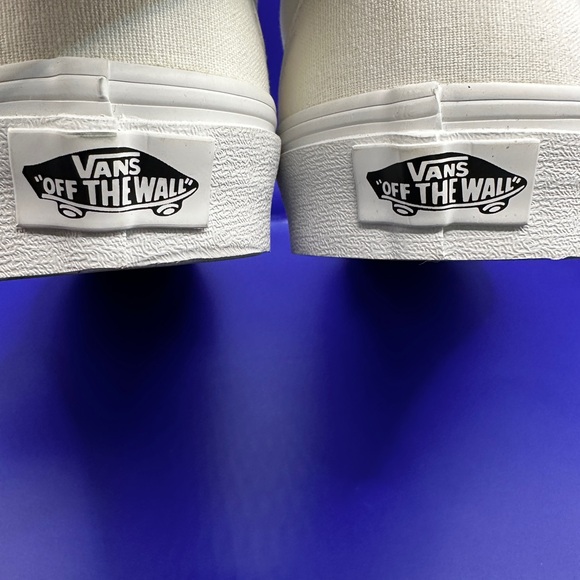 Vans unisex Classic White Slip-On Sneakers. - Picture 8 of 9